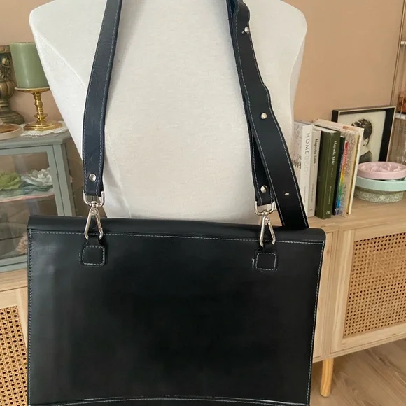 M0851 Elegant Black Leather Messenger Bag - Picture 6 of 11